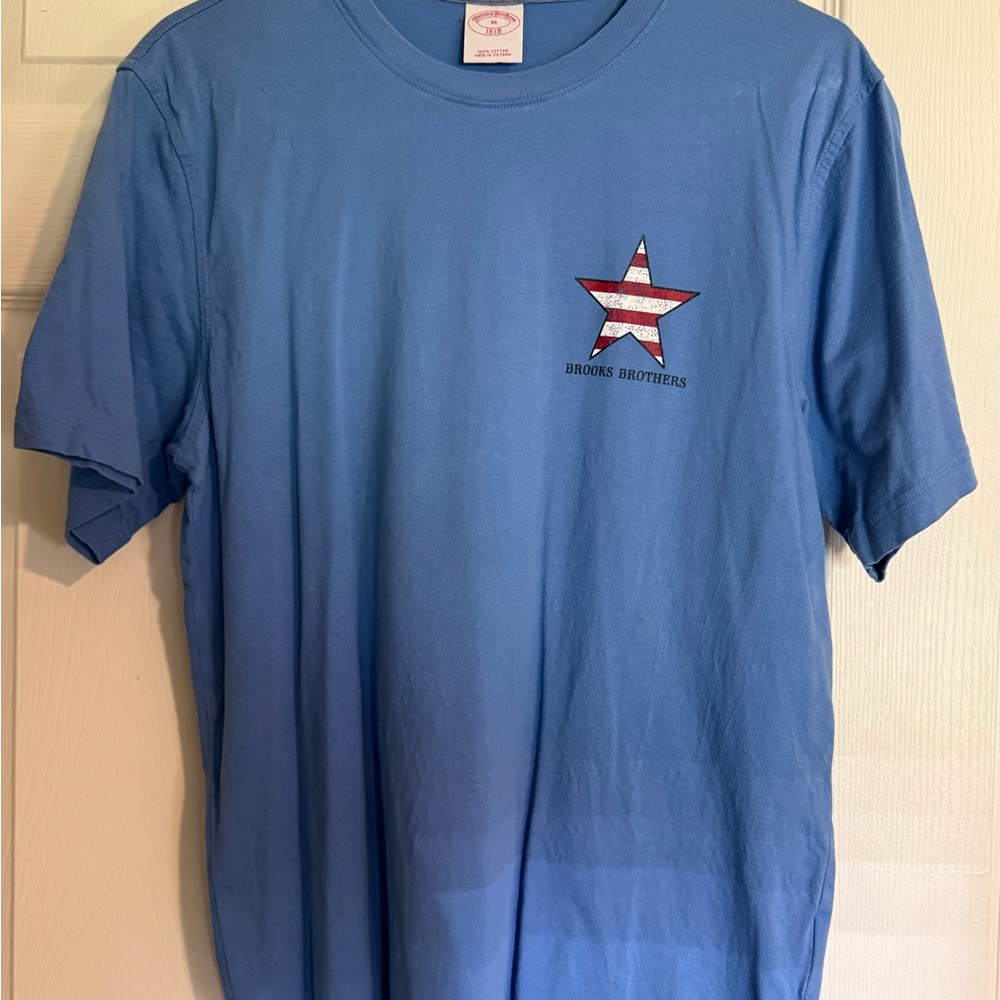 Brooks Brothers Sky Blue Tee w/ Star Emblem – Men’s Medium